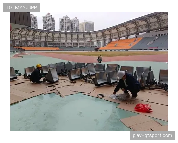 比赛因外野照明系统故障中断半小时，观众用手机灯光照亮球场