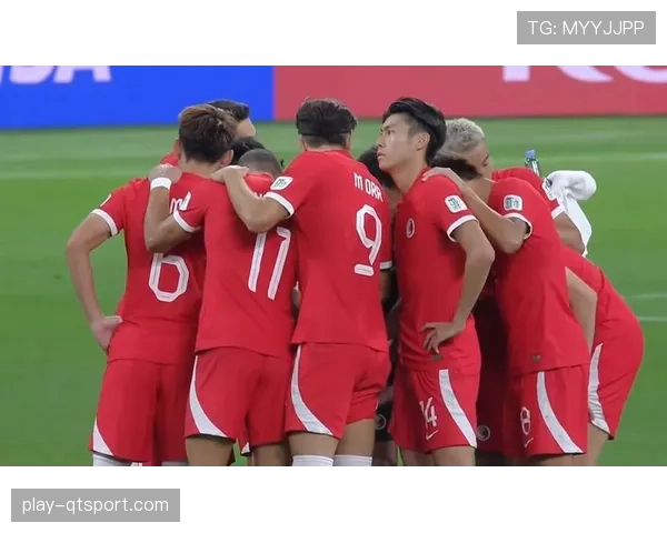 特写：绝平被吹，纽卡斯尔联主帅埃迪·霍在场边向第四官员激烈抗议